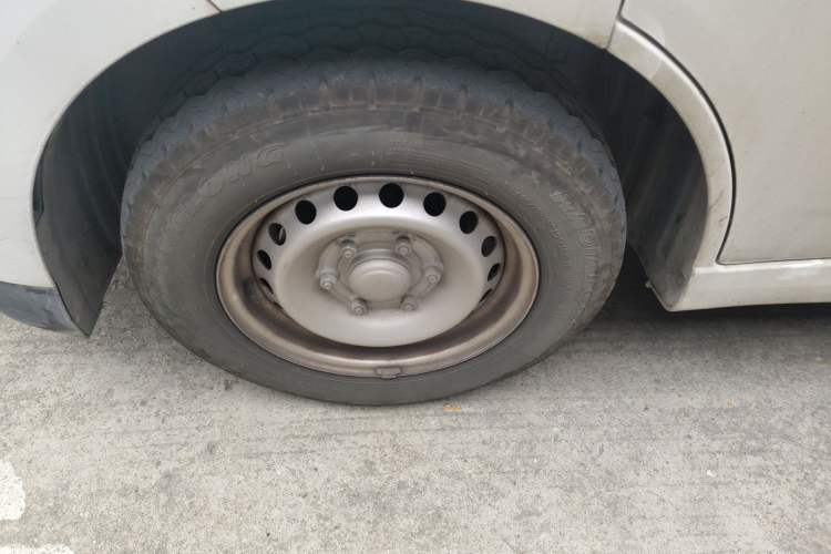 Used Wuling Yangguang 2024 300KM Comfort Version Passenger Van 75kW
