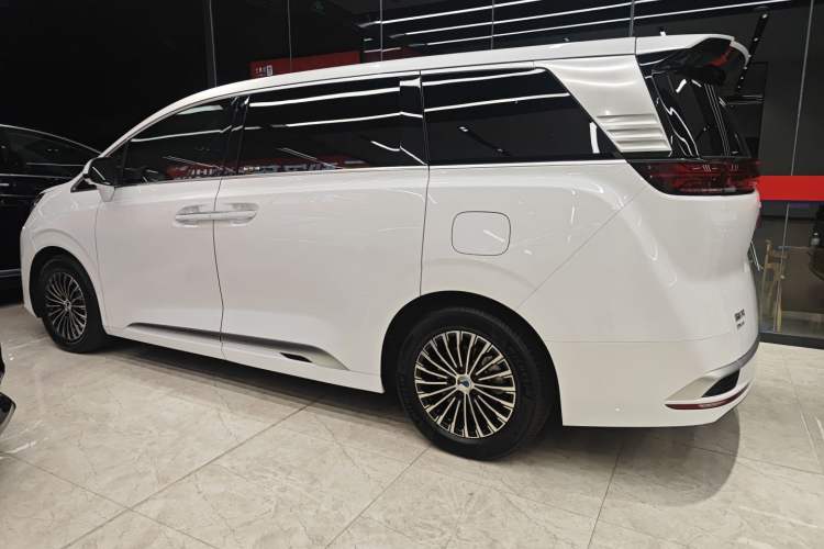 Used Denza D9 2022 DM-i 945 Luxury Model
