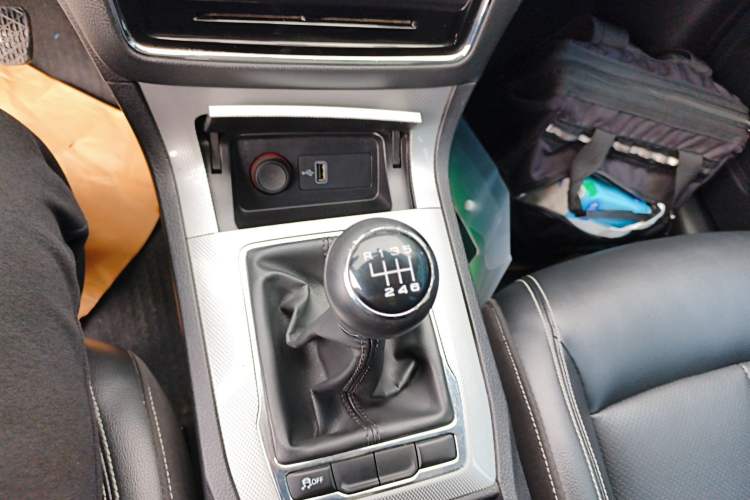 Used Roewe RX5 2018 20T Two-Wheel Drive Manual Flagship Edition
