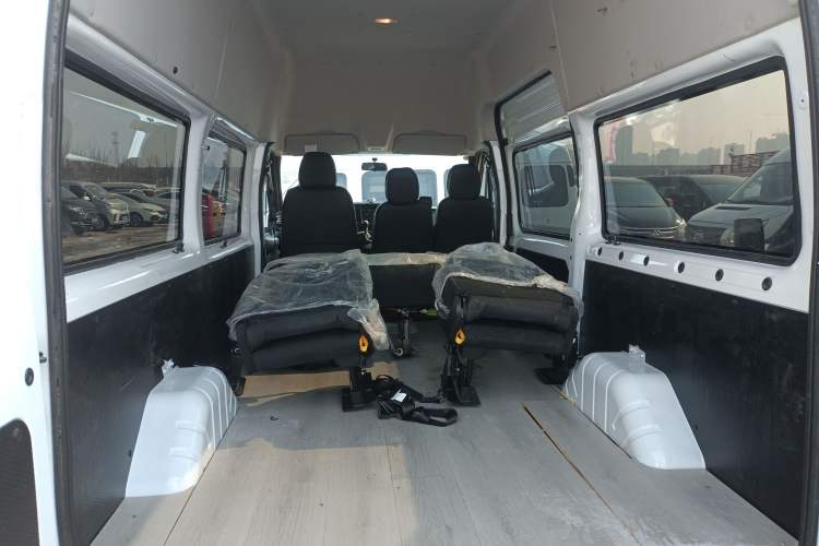 Used JMC Fushun 2025 2.0T 6MT Diesel Mid-Roof High-Arch Commercial Multi-Purpose 7-Seater Passenger Vehicle