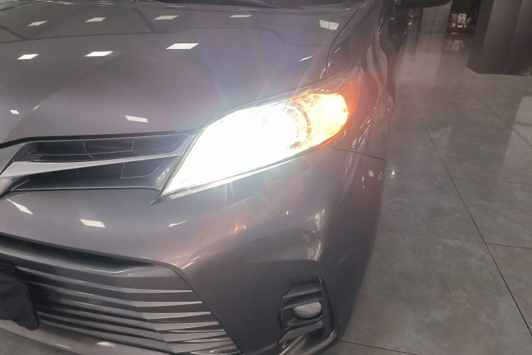 Used Toyota Sienna 2019 3.5L Two-Wheel Drive LE Trim 7 Seats U.S. Specification