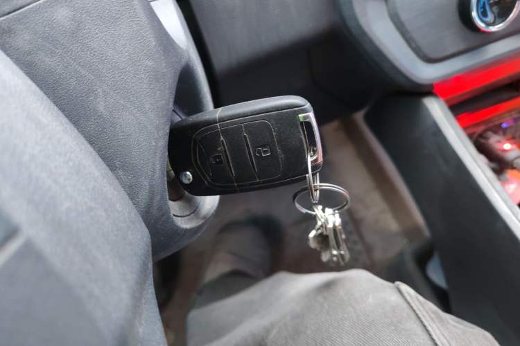 Used Wuling Yangguang 2024 300km Comfort-Grade Passenger Van 60kW
