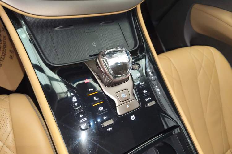 Used Denza D9 2022 DM-i 970 Four-Wheel Drive Prestige Model
