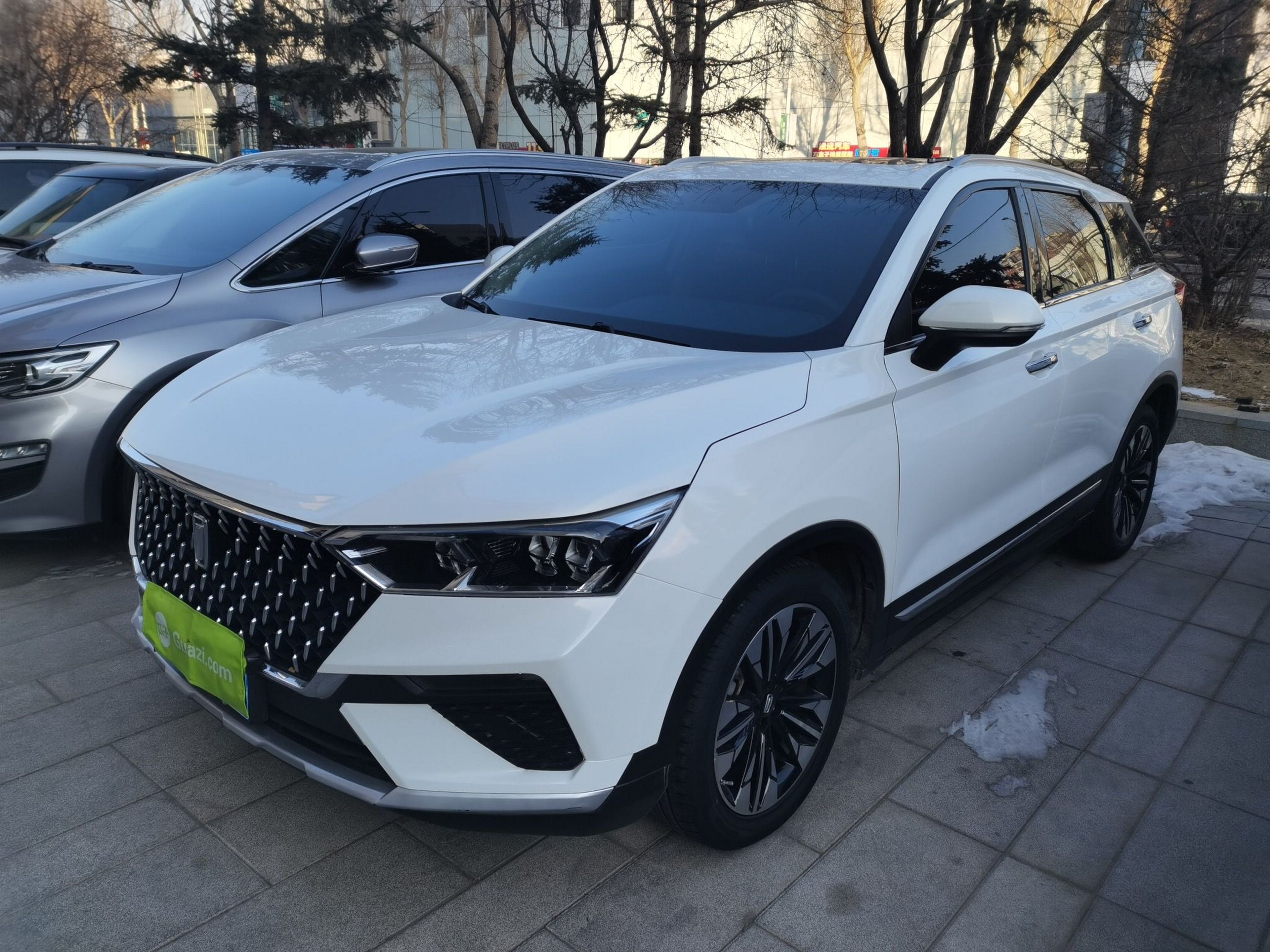 Под передней частью автомобиля