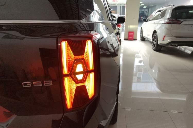 Used GAC Trumpchi GS8 2022 Linghang Series 2.0 TGDI Two-Wheel-Drive Luxury Smart Connectivity Version (7 Seats)
