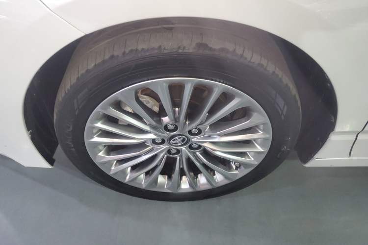 Used Toyota Avalon 2019 Dual-Engine 2.5L XLE Prestige Version China VI Standard
