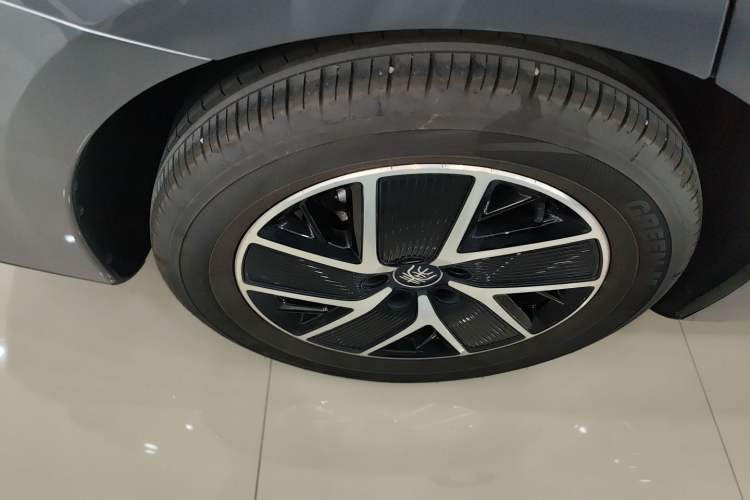 Used BYD Qin L 2025 DM-i Smart Drive 120KM Leading Model
