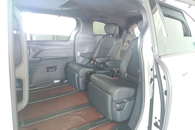 Used Toyota Sienna 2023 2.5L Hybrid Deluxe Edition