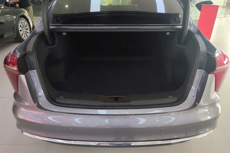 Used Hongqi H5 2024 2.0T Automatic Smart Connect Flagship Edition
