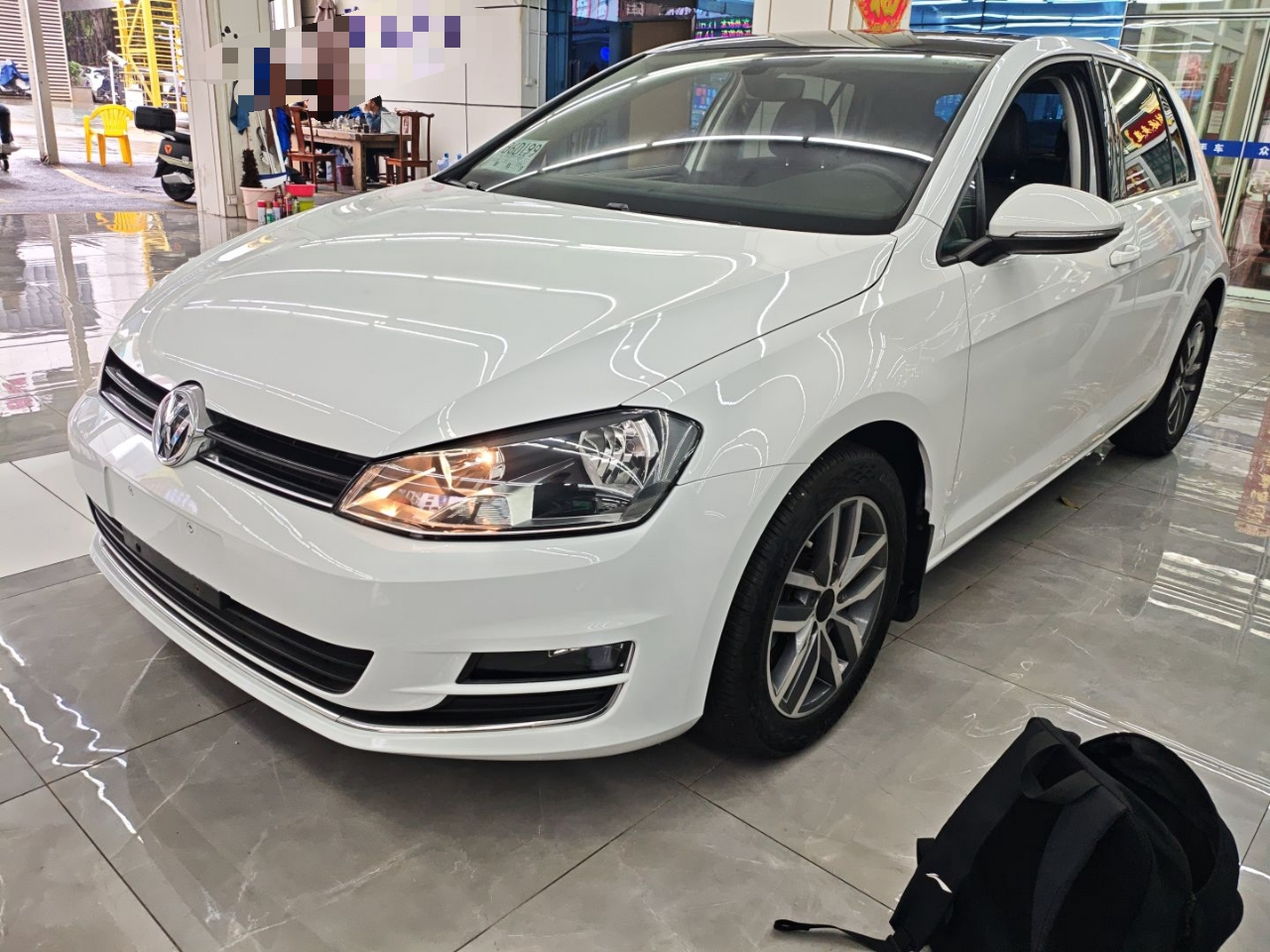 تحت مقدمة السيارة