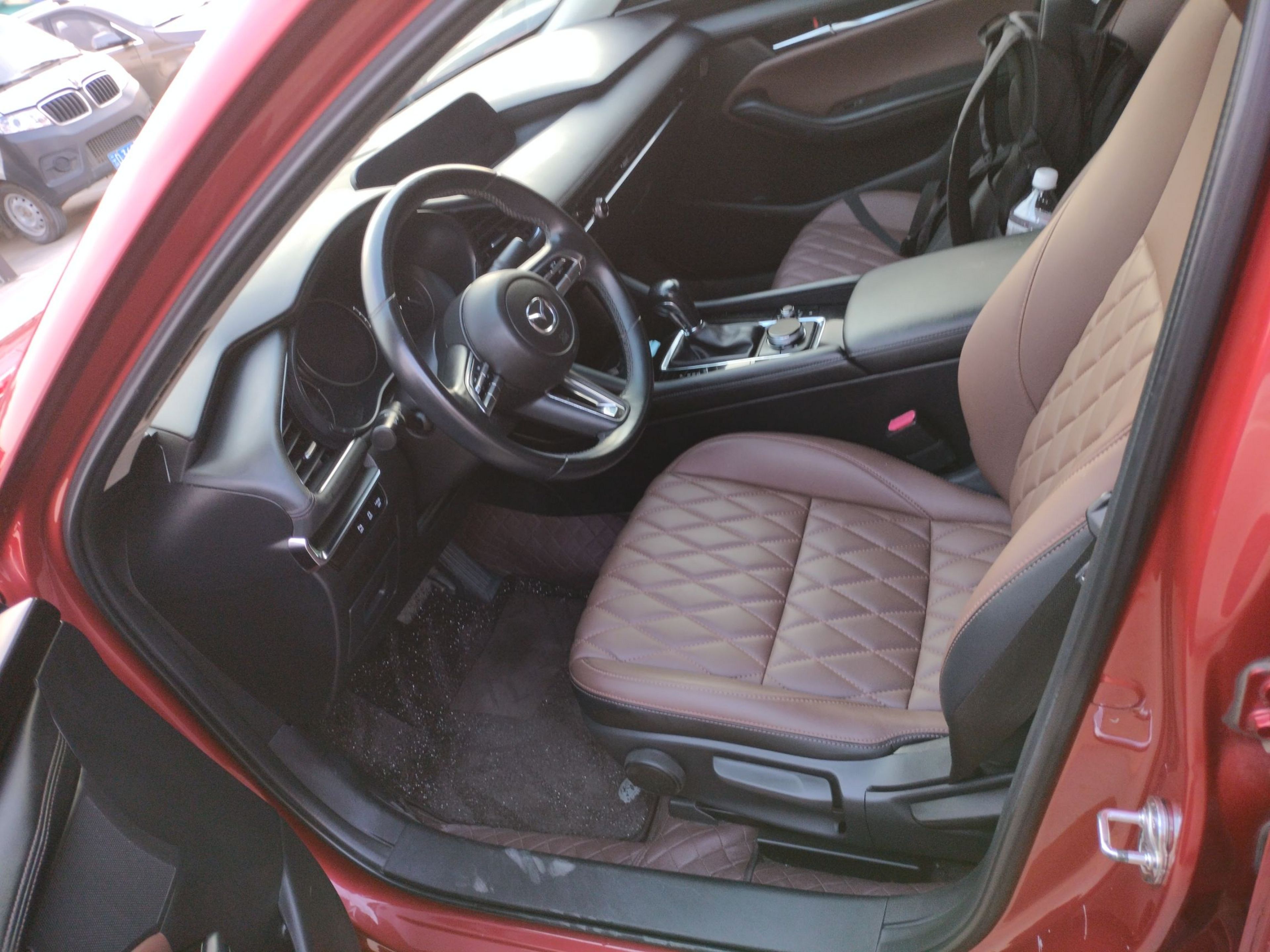 Переднее сиденье в автомобиле