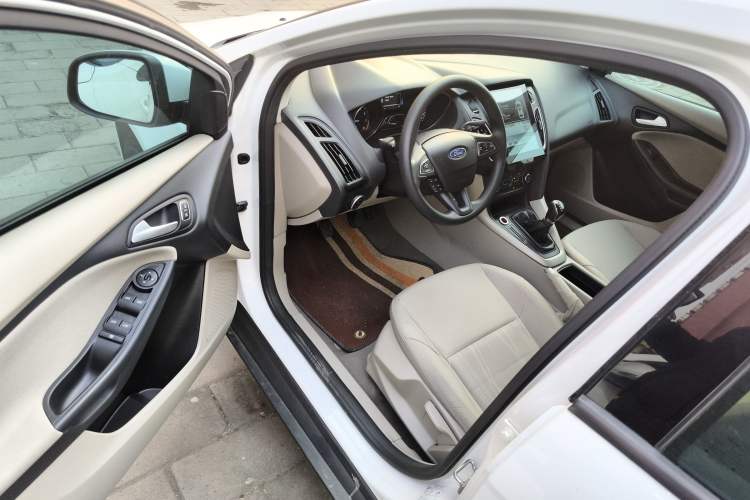 Used Ford Focus 2015 Sedan 1.6L Manual Comfort Model
