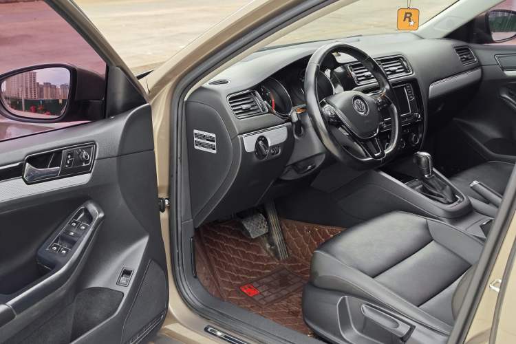 Used Volkswagen Sagitar 2017 230TSI Automatic Comfort Version
