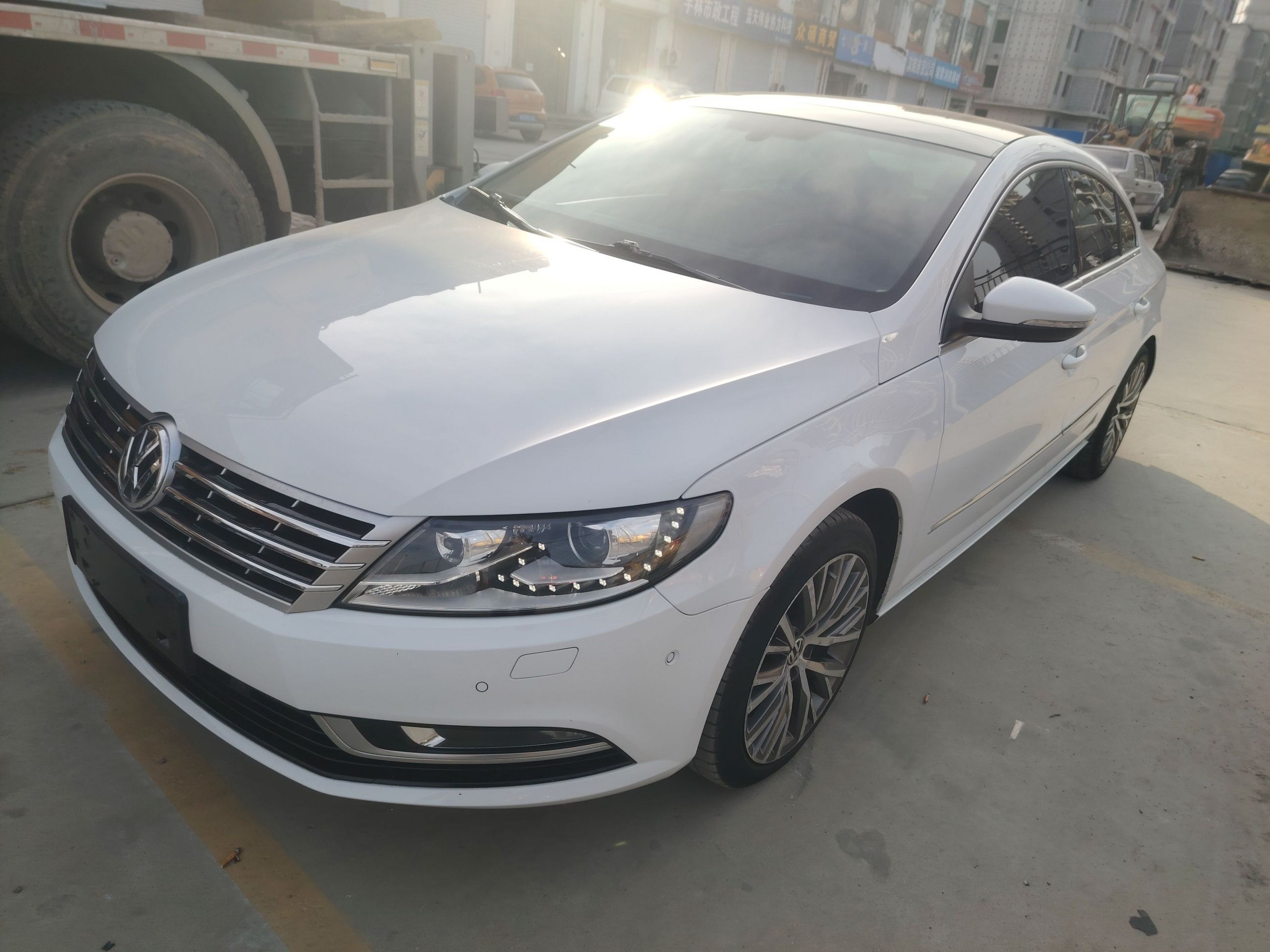 تحت مقدمة السيارة