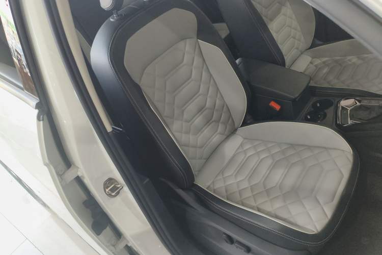 Used Volkswagen Tayron 2023 300TSI Two-Wheel-Drive Luxury Plus Advanced Edition
