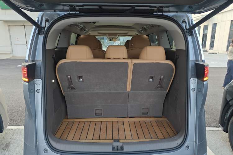 Used Denza D9 2022 DM-i 945 Luxury Model
