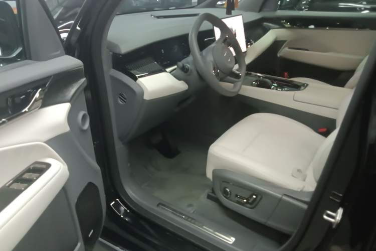 Used Zeekr 009 2024 7-Seater Aisle Version 108 kWh
