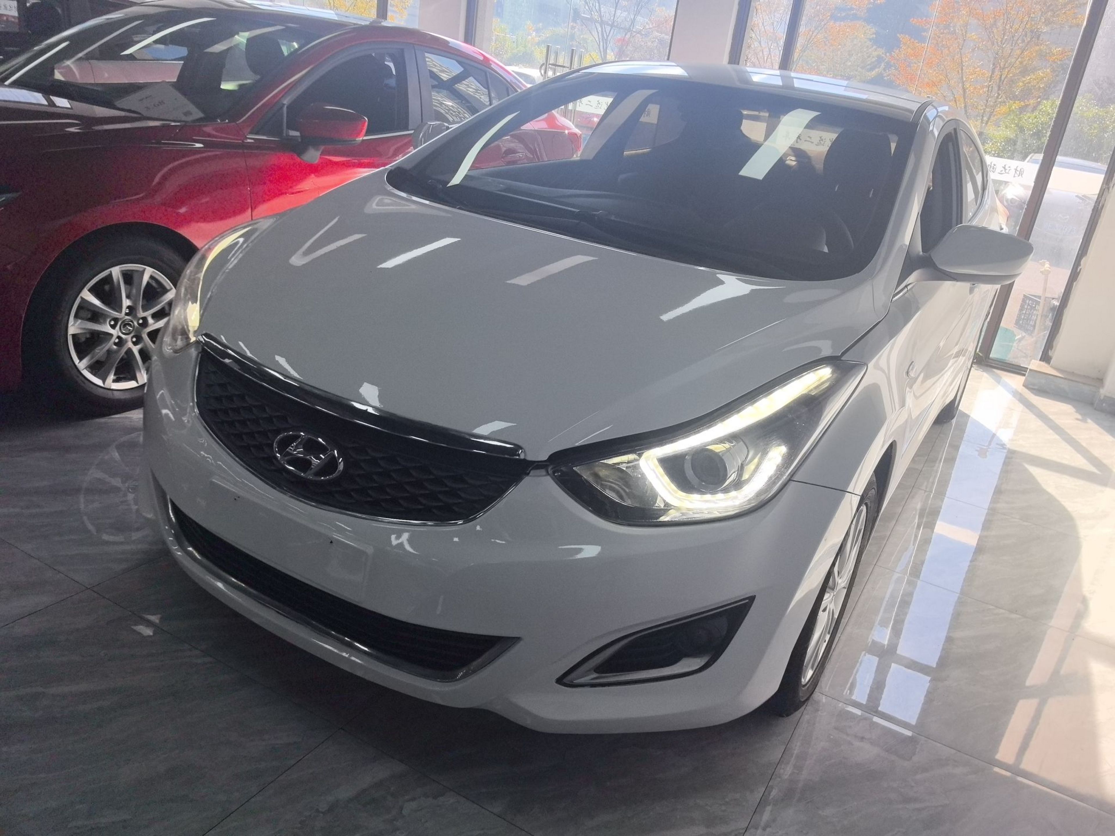 Под передней частью автомобиля