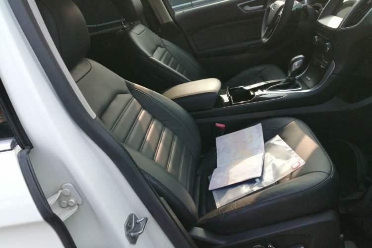 Used Ford Edge 2015 2.0T GTDi Two-Wheel-Drive High-Line Version