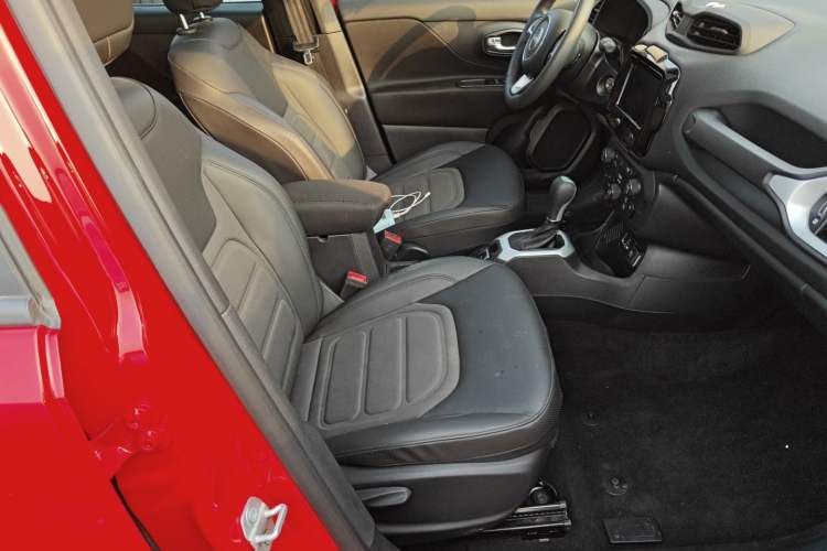 Used  Renegade 2019 220T Automatic Leading Edition
