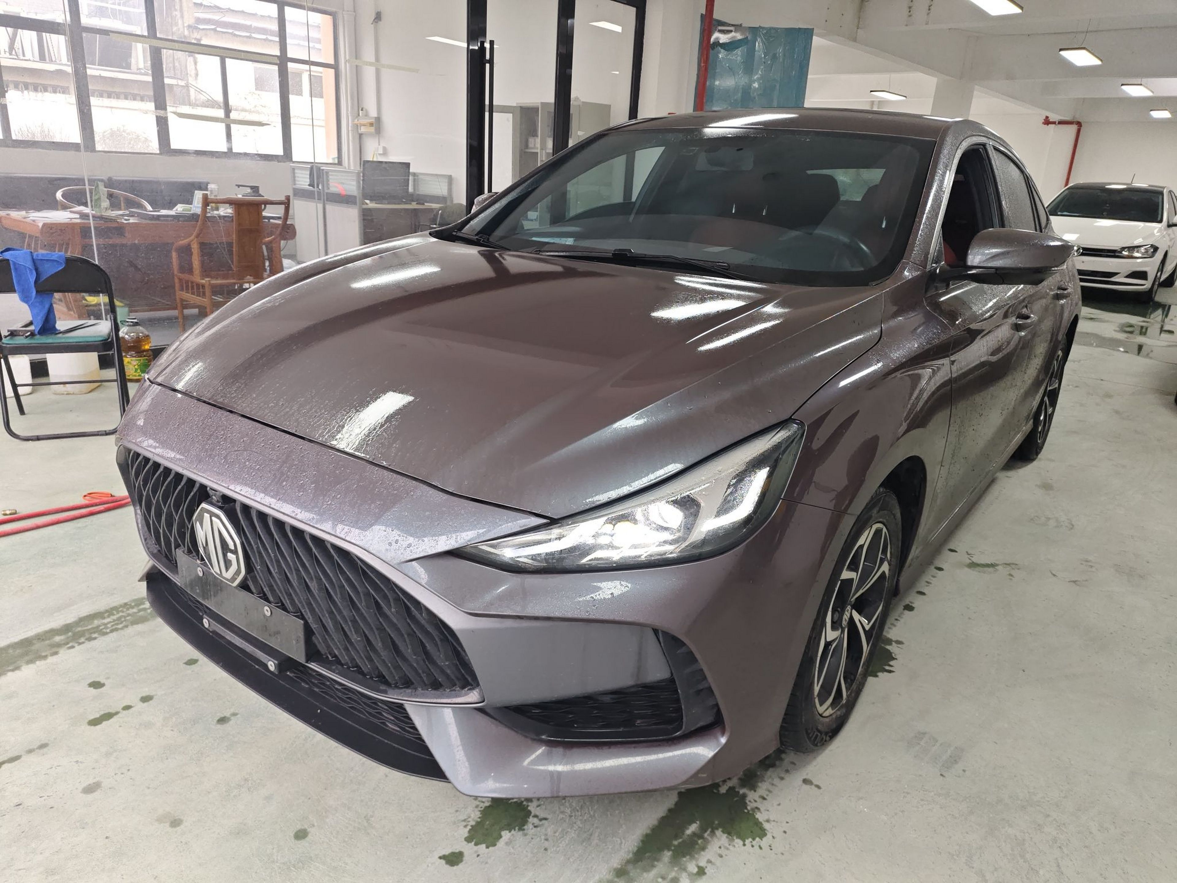 تحت مقدمة السيارة