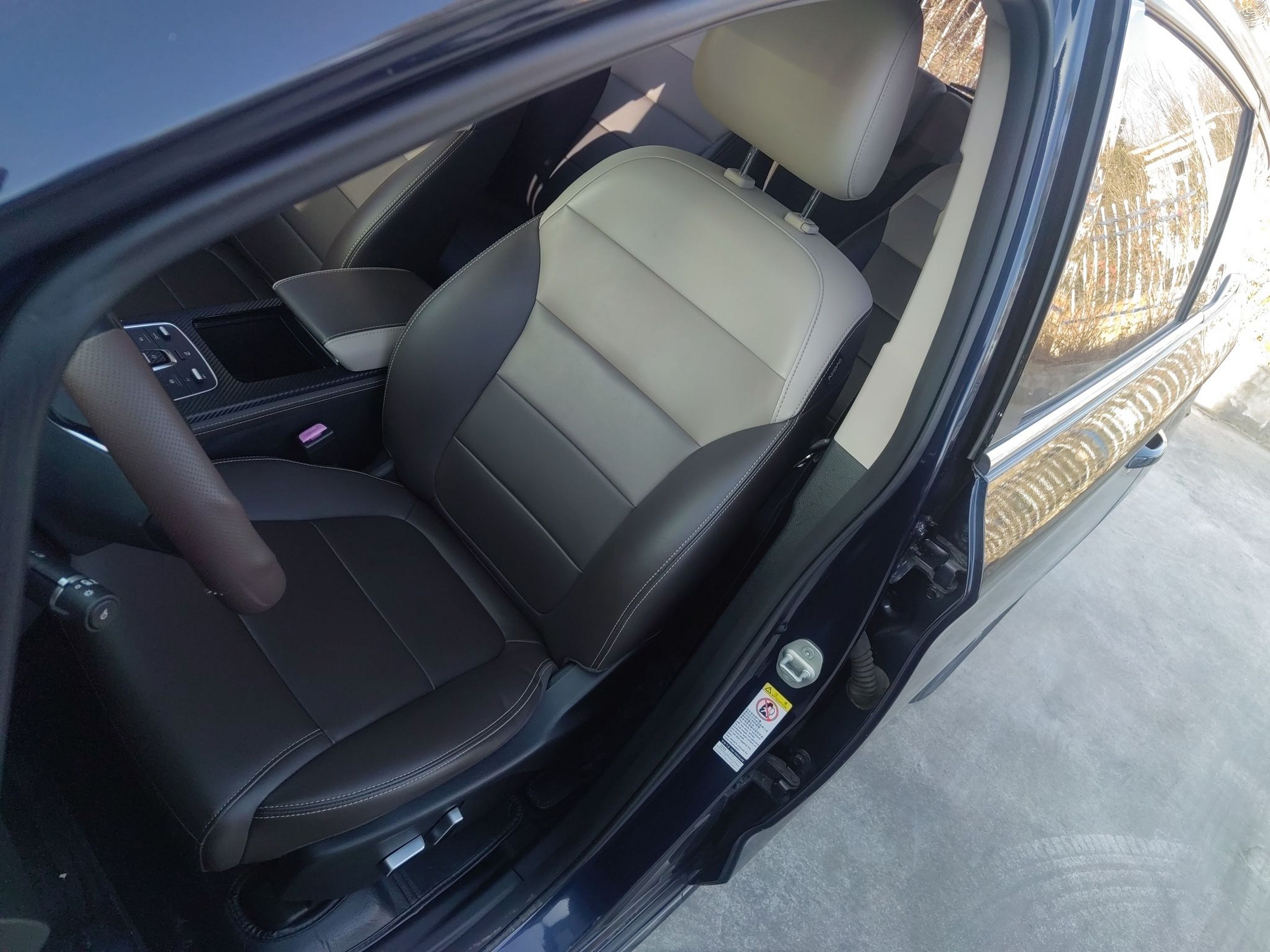 Переднее сиденье в автомобиле