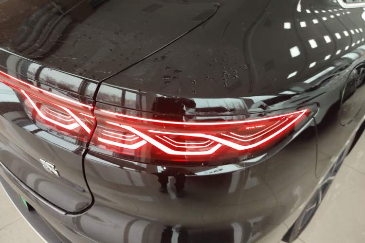 Used BYD Han 2024 EV Glory Edition 605KM Front-Wheel-Drive Premium Model
