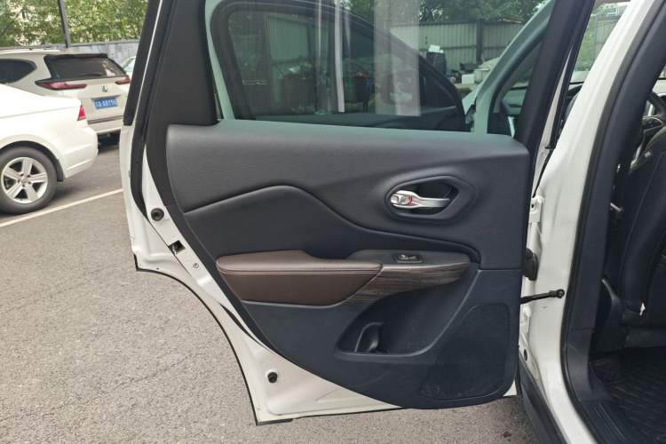 Used  Cherokee 2016 2.4L Professional Smart Version
