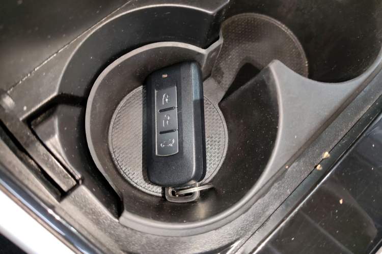 Used Mitsubishi Outlander 2019 2.4L 4x4 Zhi Xiang Edition 5 Seats China VI Standard
