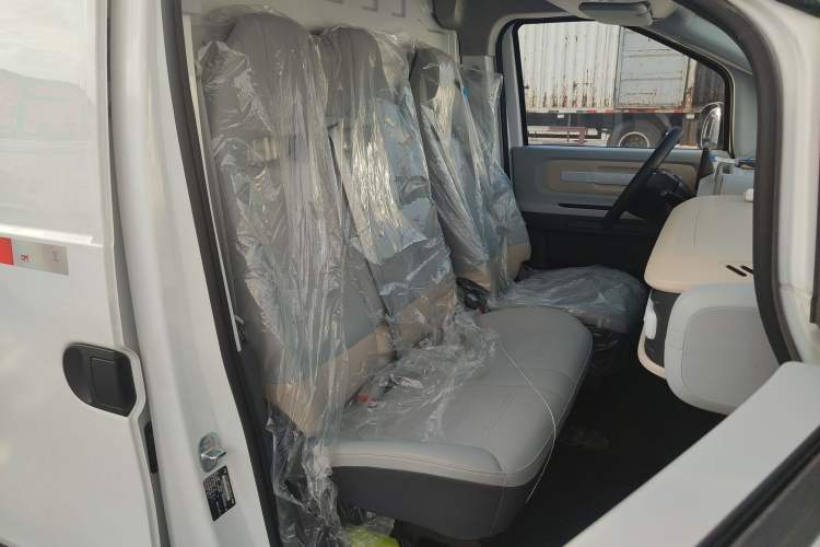 Used SAIC MAXUS Dana V1 2023 V1 Short Wheelbase High Roof (43 kWh)
