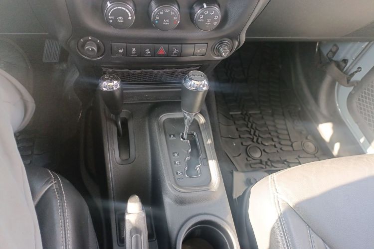 Used  Wrangler 2015 3.6L Rubicon Four-Door Comfort Edition
