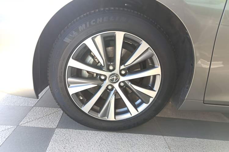 Used Lexus ES 2020 300h Premier Edition
