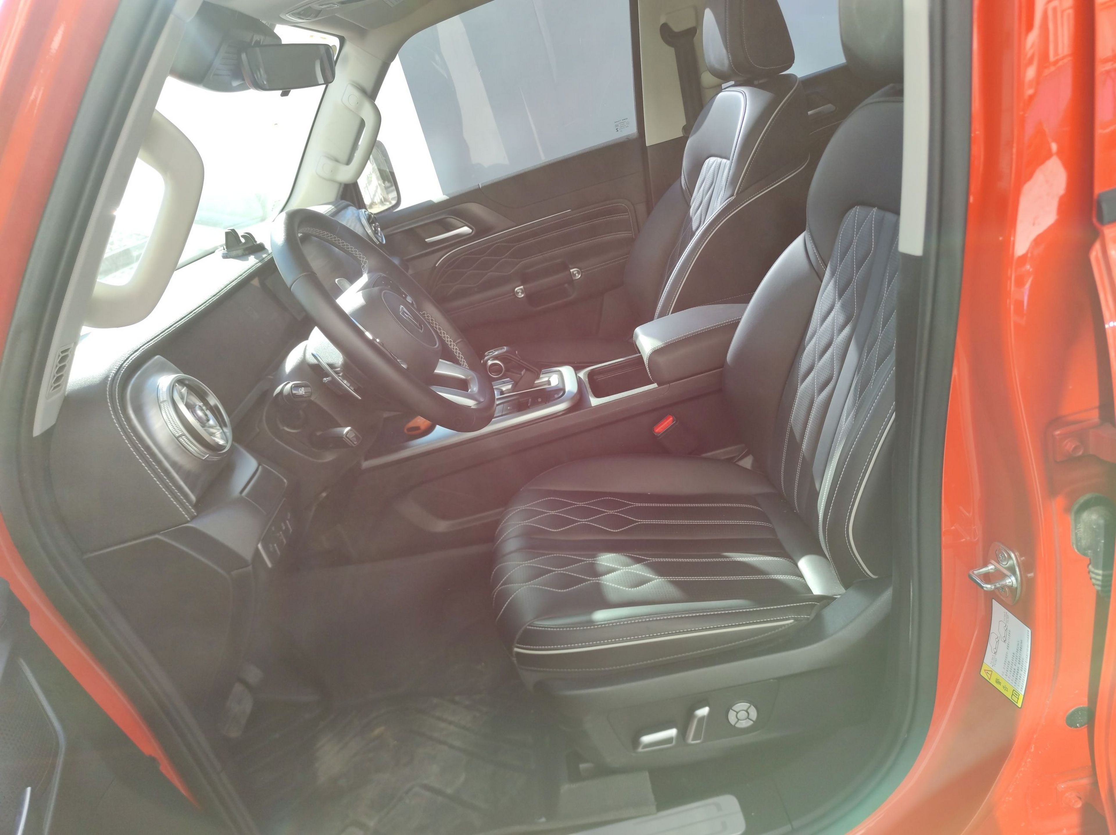 المقاعد الأمامية داخل السيارة