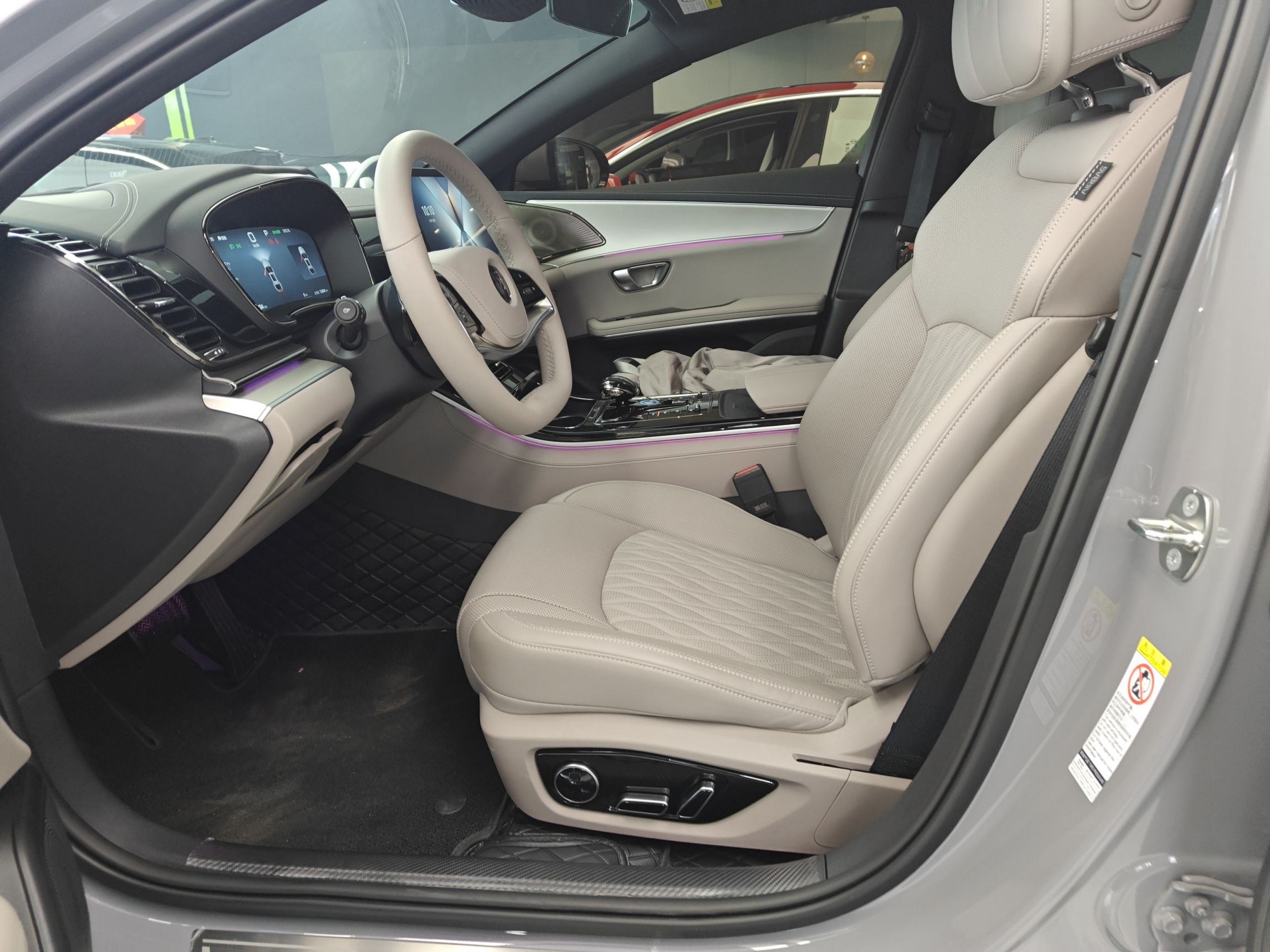 المقاعد الأمامية داخل السيارة