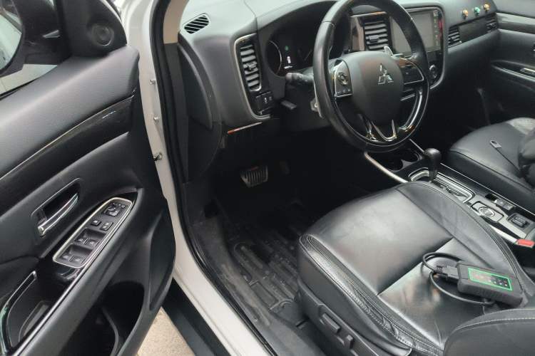 Used Mitsubishi Outlander 2019 2.4L 4x4 Zhi Xiang Edition 5 Seats China V Emission Standard