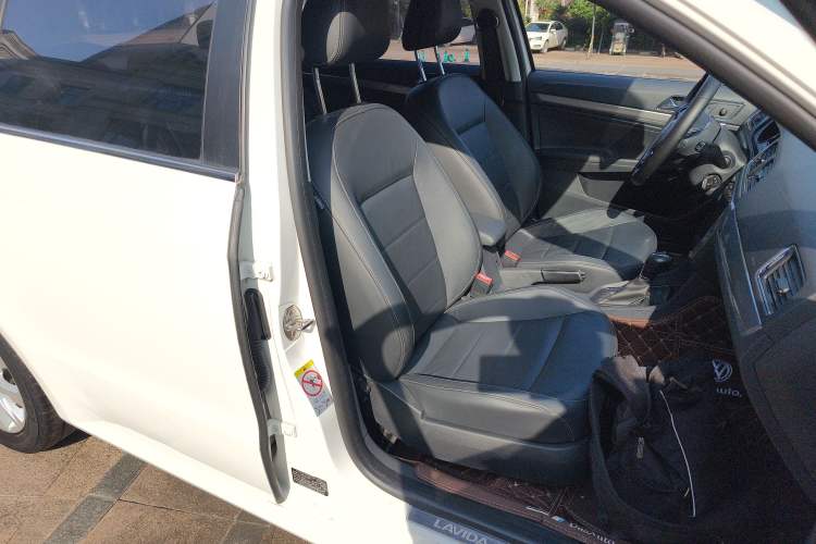 Used Volkswagen Lavida 2015 1.6L Automatic Comfort Edition
