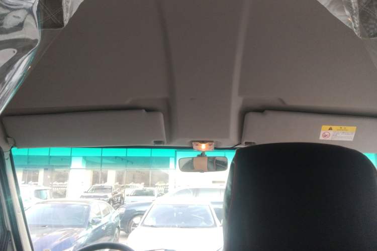 Used Iveco Daily 2021 2.5T A35 M1 Passenger Van 5-9 Seater Short Wheelbase Mid-Roof Design Dual Tires Manual Doors