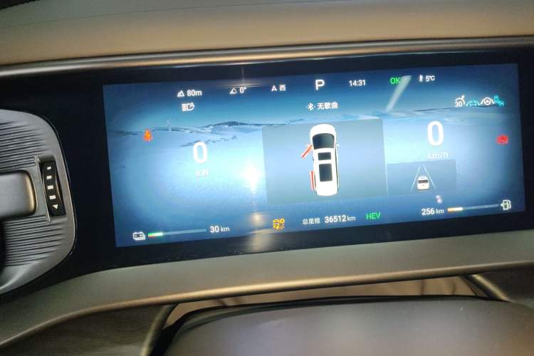 Used Denza D9 2022 DM-i 1040 Prestige Model
