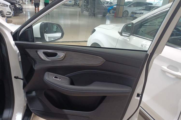 Used Roewe RX5 2025 PLUS 330TGI Automatic Trendsetting Smart Edition
