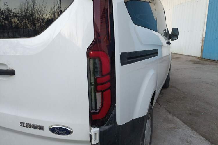 Used Ford Transit 2023 2.0T Diesel Automatic Multi-Function Commercial Vehicle Short Wheelbase Low Roof 5/6 Seats