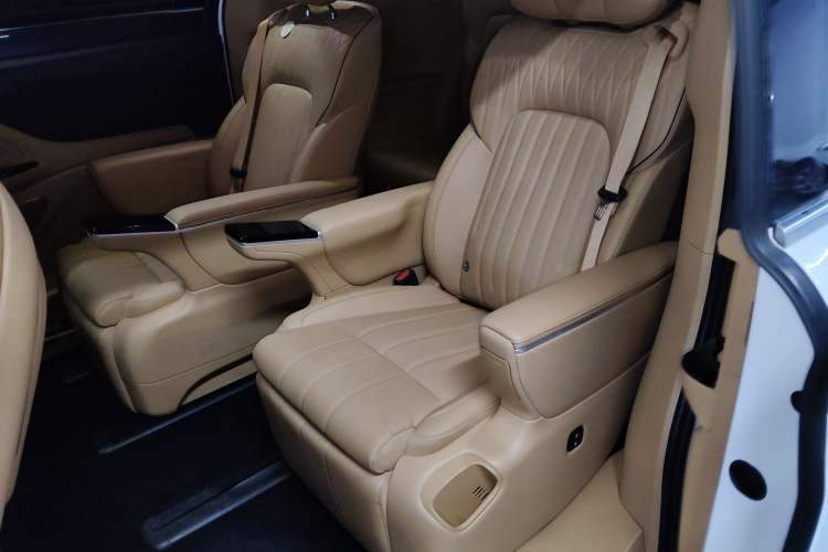 Used VOYAH Dream 2025 EV Four-Wheel Drive Flagship Kunpeng Edition