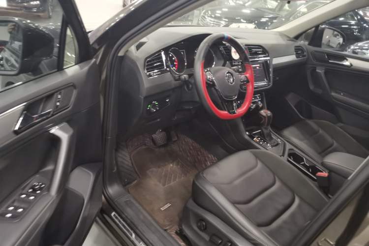 Used Volkswagen Tiguan L 2019 330TSI Automatic Two-Wheel Drive Panoramic Comfort Edition China VI Standard
