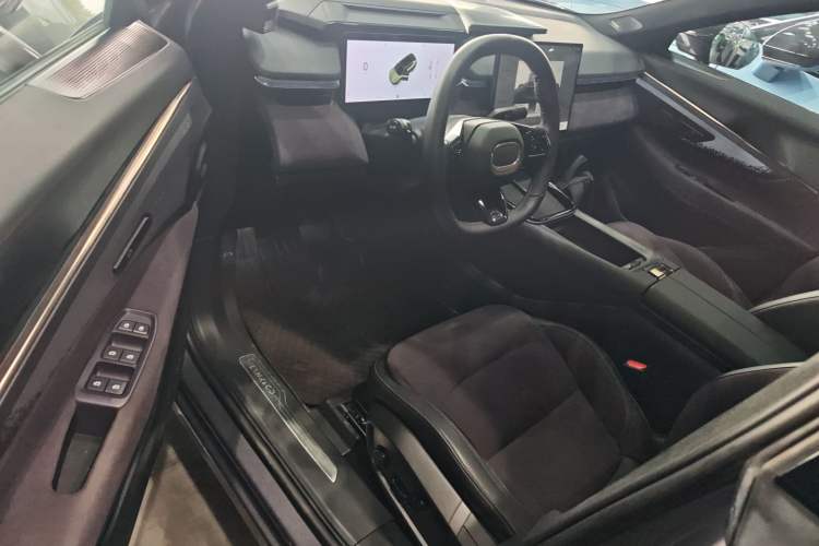 Used Lynk & Co 08 EM-P 2023 220 km Limited-Time Edition
