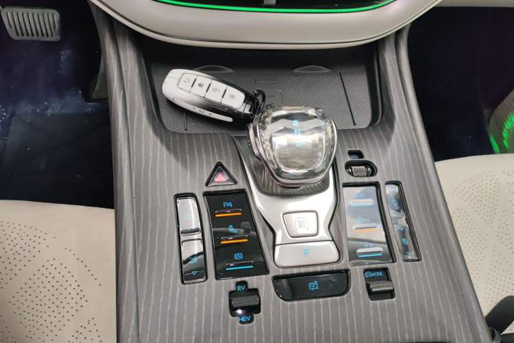 Used Denza D9 2024 DM-i 980 Four-Wheel Drive Prestige Model
