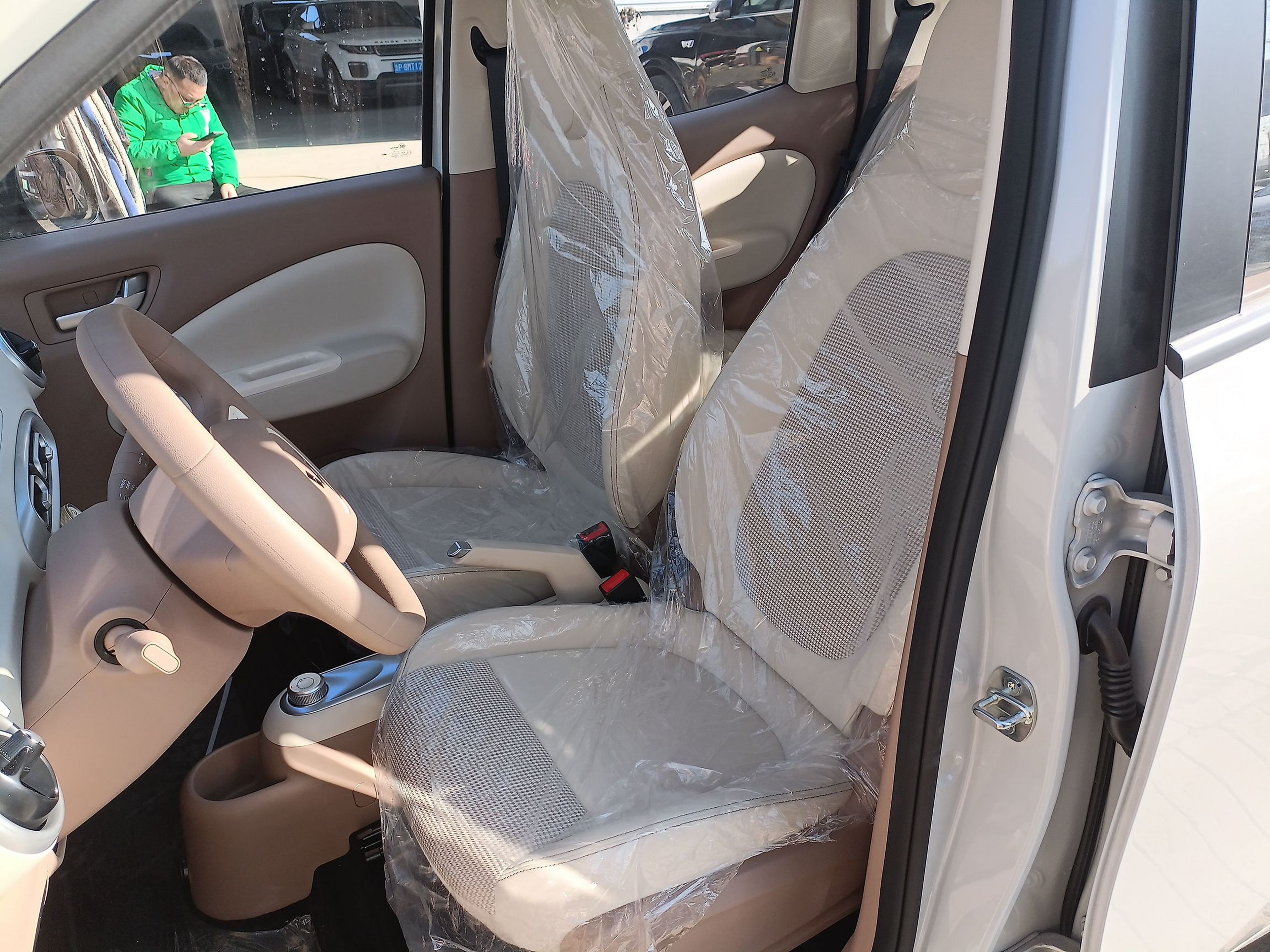 المقاعد الأمامية داخل السيارة