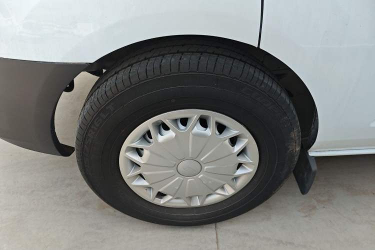 Used Ford Transit 2020 2.0T Diesel Multi-Function Commercial Vehicle Mid-Chassis Low-Roof Design with Dual Rear Doors Meeting China VI Emission Standards
