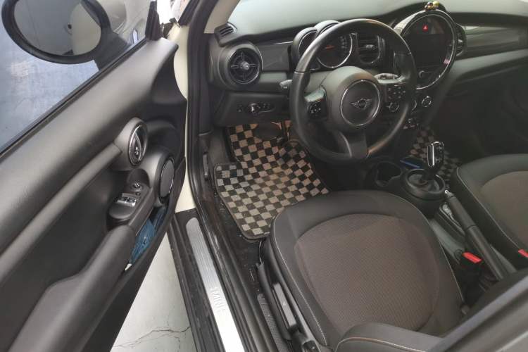 Used  MINI 2023 1.5T ONE
