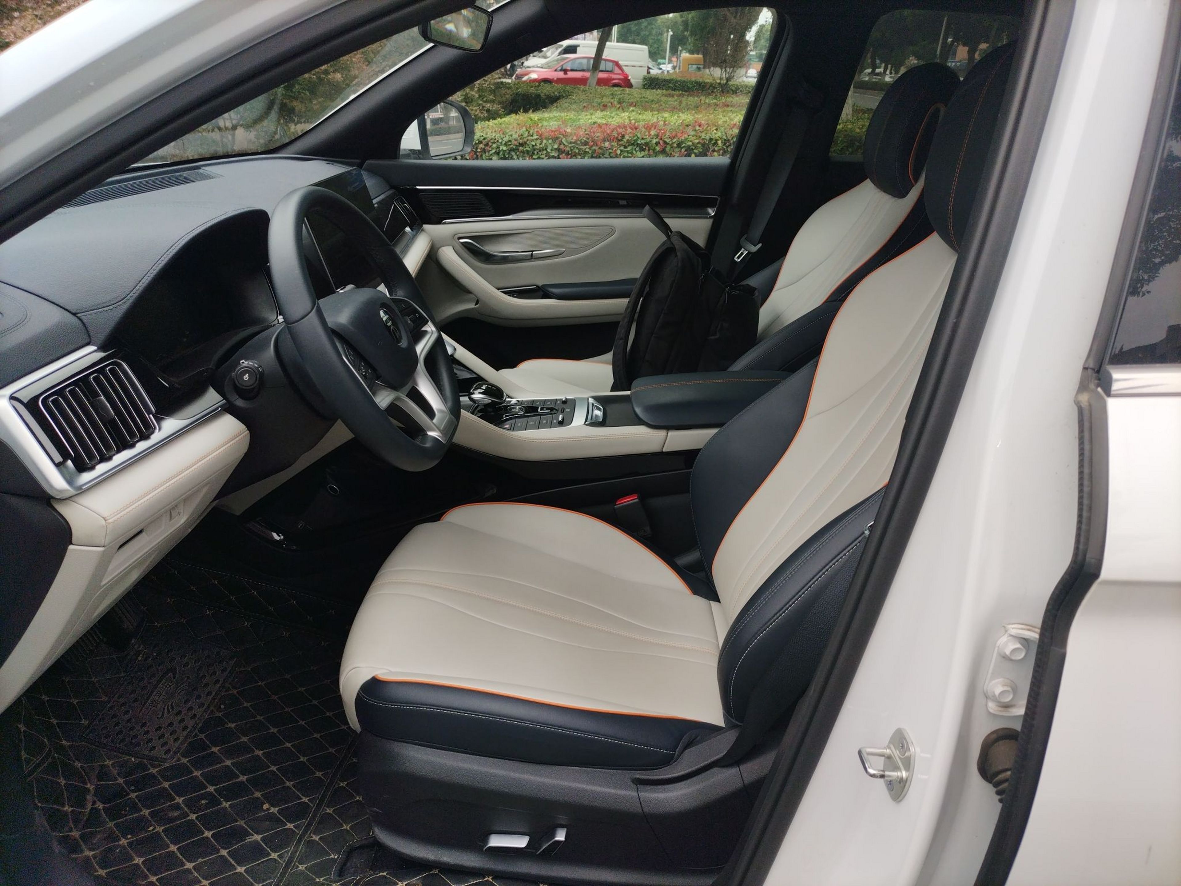 Переднее сиденье в автомобиле