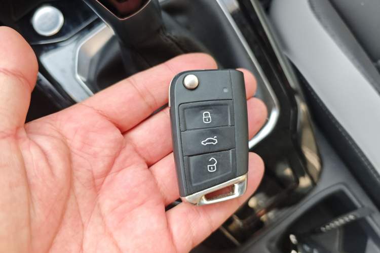 Used Volkswagen T-ROC 2023 300TSI DSG Two-Wheel Drive Starlight Edition
