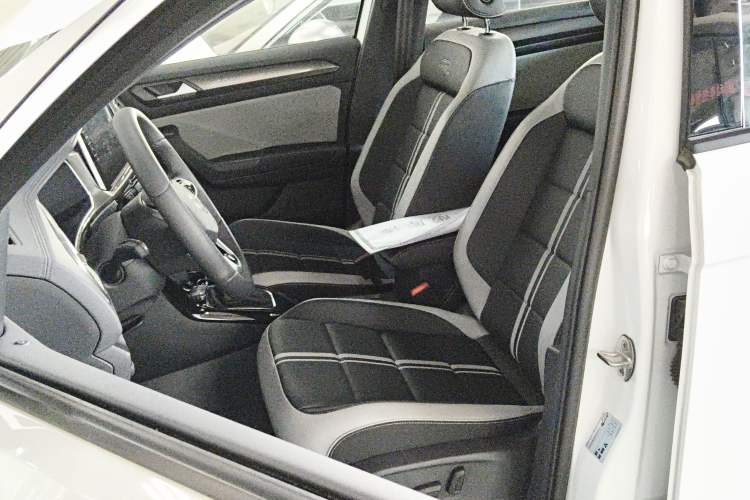 Used Volkswagen T-ROC 2025 Facelifted 300TSI DSG Two-Wheel-Drive Chen Guang Edition
